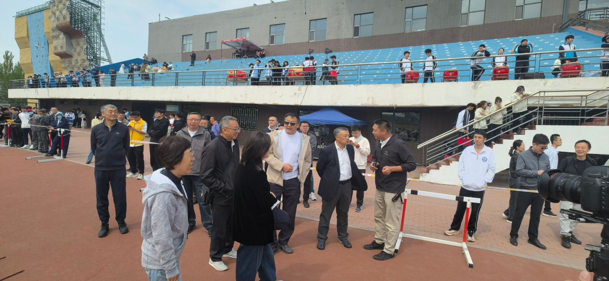 “五老”温情暖赛场 薪火相传展风华